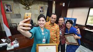 Pramugari Garuda Penggendong Nenek Terima Penghargaan dari Menhub