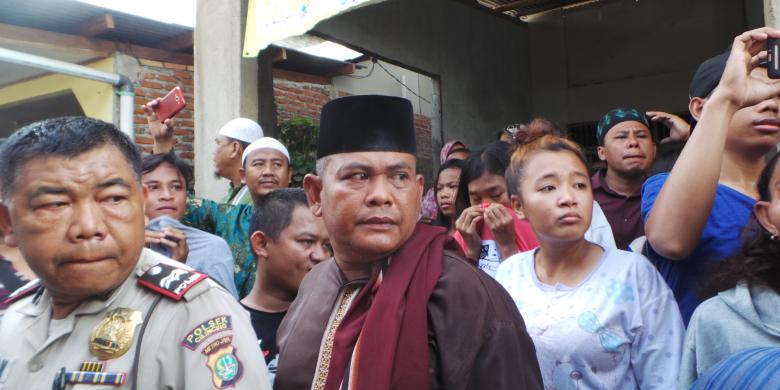 Sekelompok orang penolak calon gubernur DKI Jakarta Basuki Tjahaja Purnama atau Ahok berkampanye di Jalan Tipar Timur, Semper Barat, Cilincing, Jakarta Utara, Senin (2/1/2017)