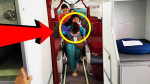 Pramugari Garuda Gendong Nenek Keluar Pesawat