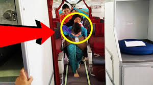 Pramugari Garuda Gendong Nenek Keluar Pesawat